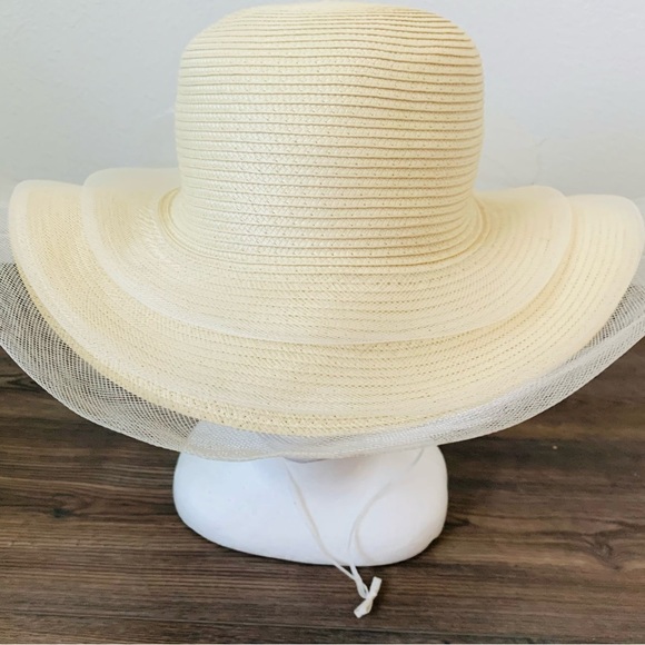 Elegant Cream Wide-Brim Hat with Floral Accent - Picture 3 of 9